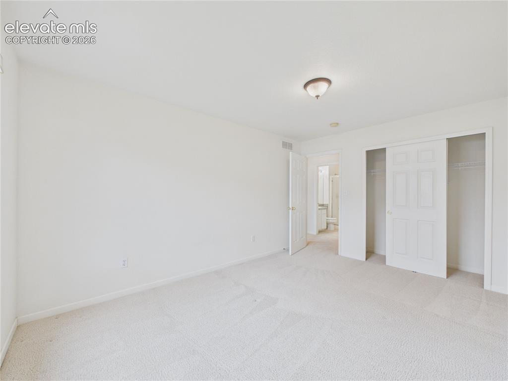 Image 18 of 25: Bedroom