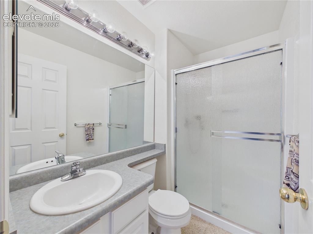 Image 19 of 25: Bathroom