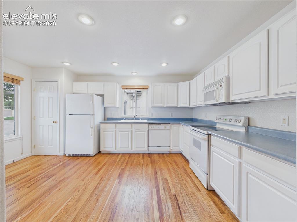 Image 6 of 25: Kitchen