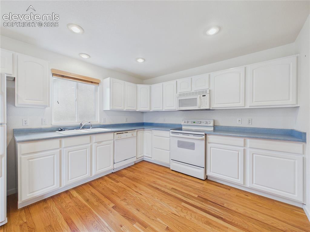 Image 7 of 25: Kitchen