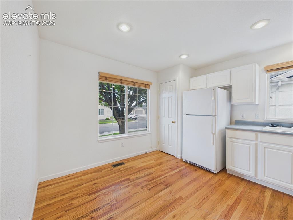 Image 8 of 25: Kitchen