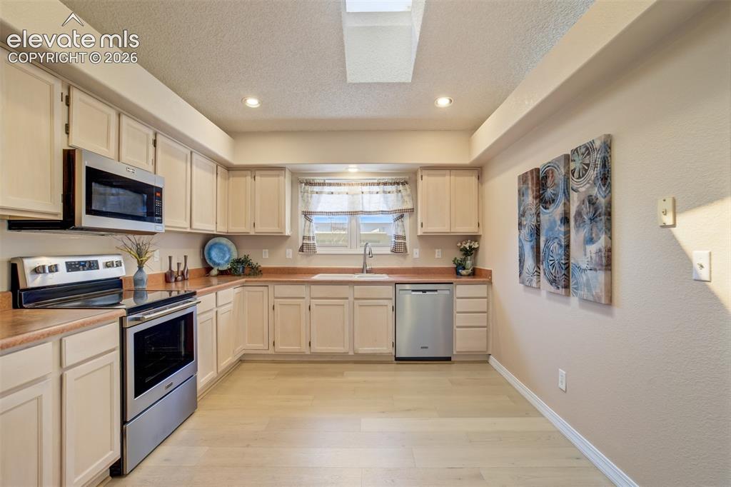 Image 17 of 43: Kitchen
