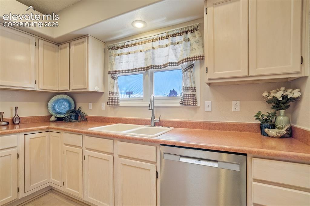Image 18 of 43: Kitchen