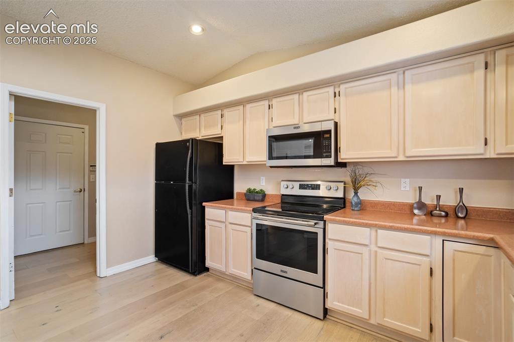 Image 19 of 43: Kitchen