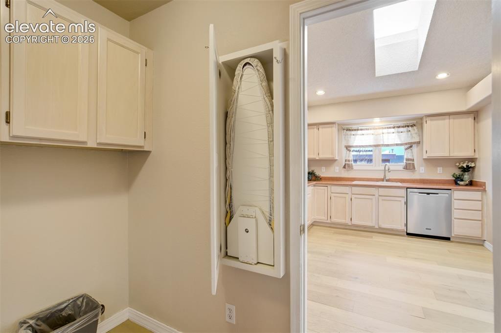 Image 8 of 43: Kitchen
