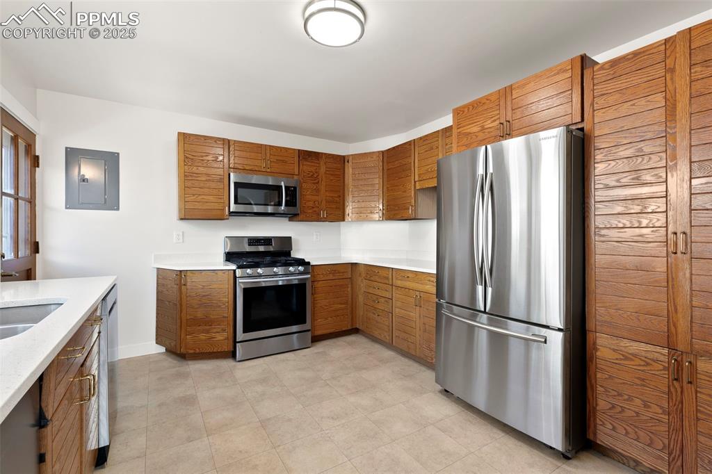 Image 13 of 48: Kitchen