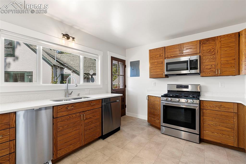 Image 14 of 48: Kitchen