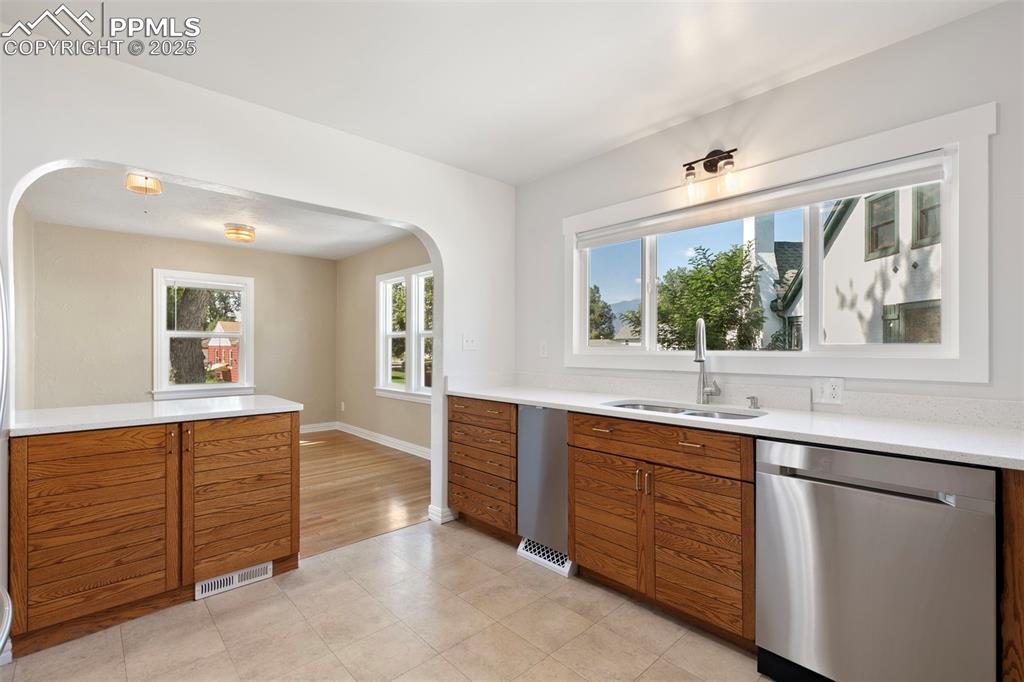 Image 15 of 48: Kitchen