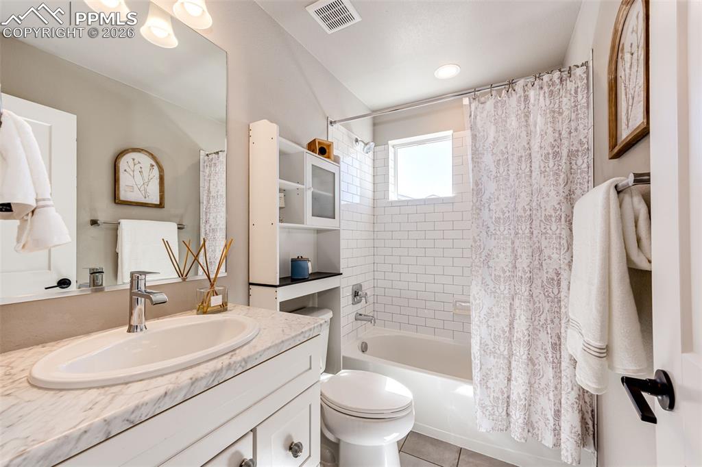Image 10 of 39: Bathroom