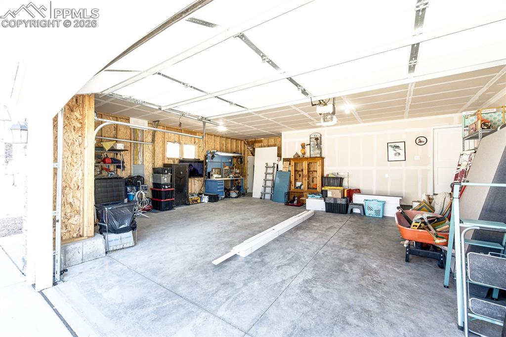 Image 33 of 39: Garage