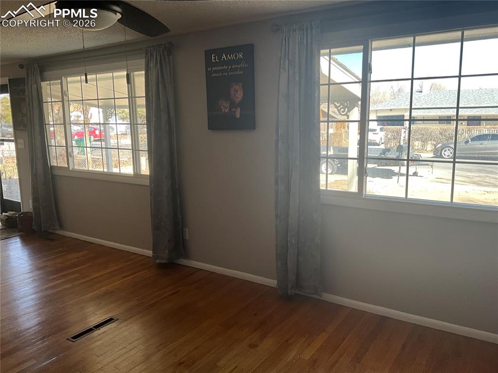 Image 10 of 31: Living Room