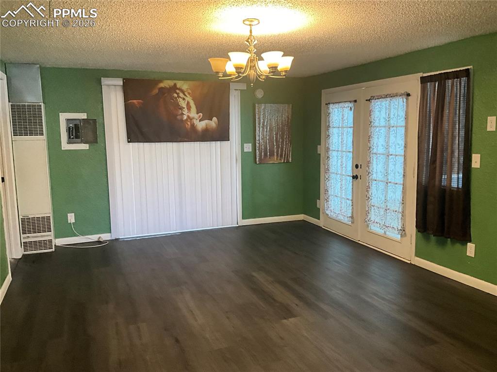 Image 16 of 31: Family Room