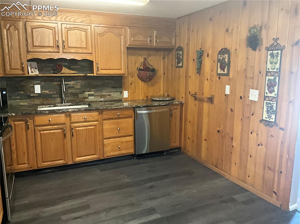 Image 4 of 31: Kitchen