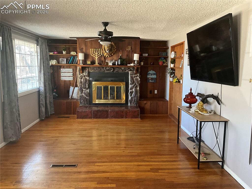 Image 8 of 31: Living Room