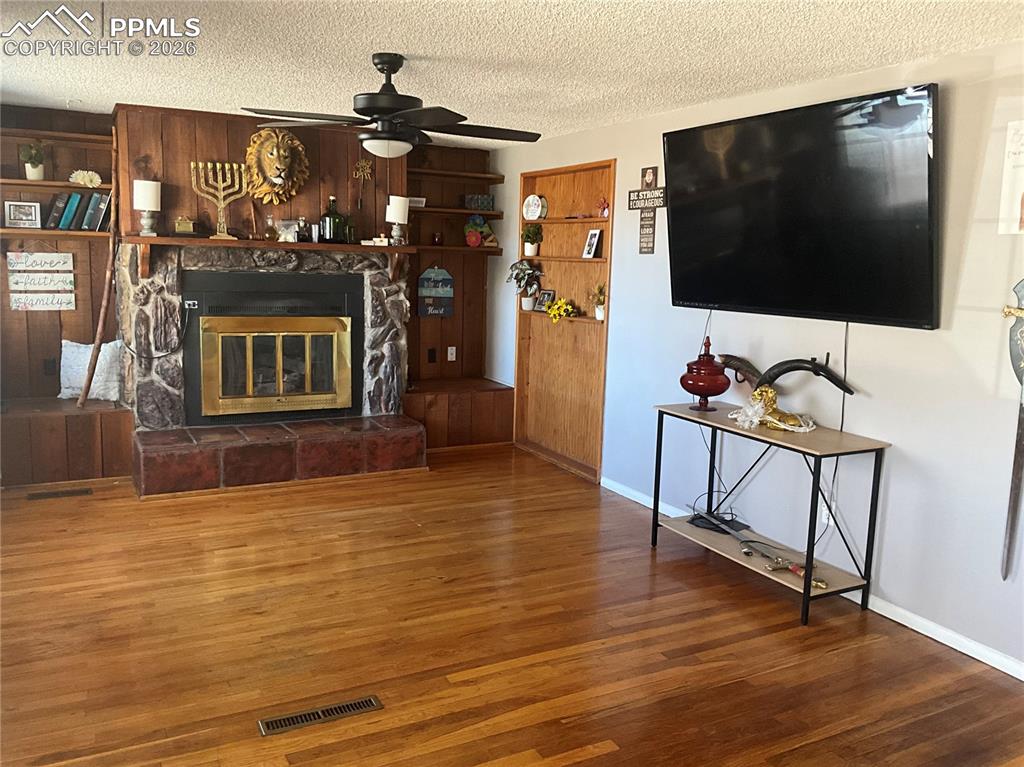 Image 9 of 31: Living Room