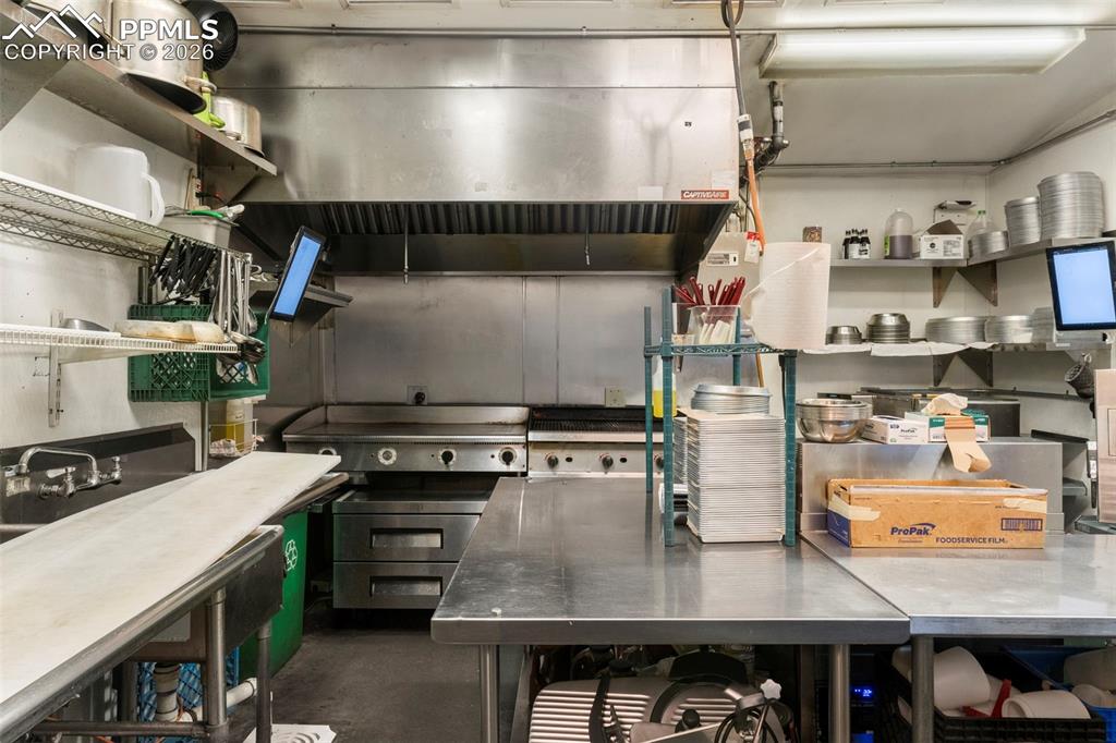 Image 32 of 48: Kitchen