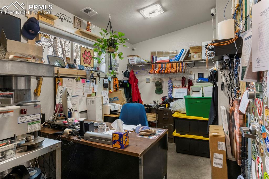 Image 35 of 48: Office