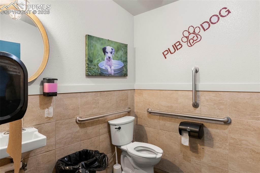 Image 36 of 48: Bathroom