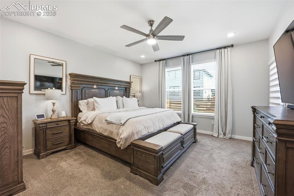 Image 17 of 40: Bedroom