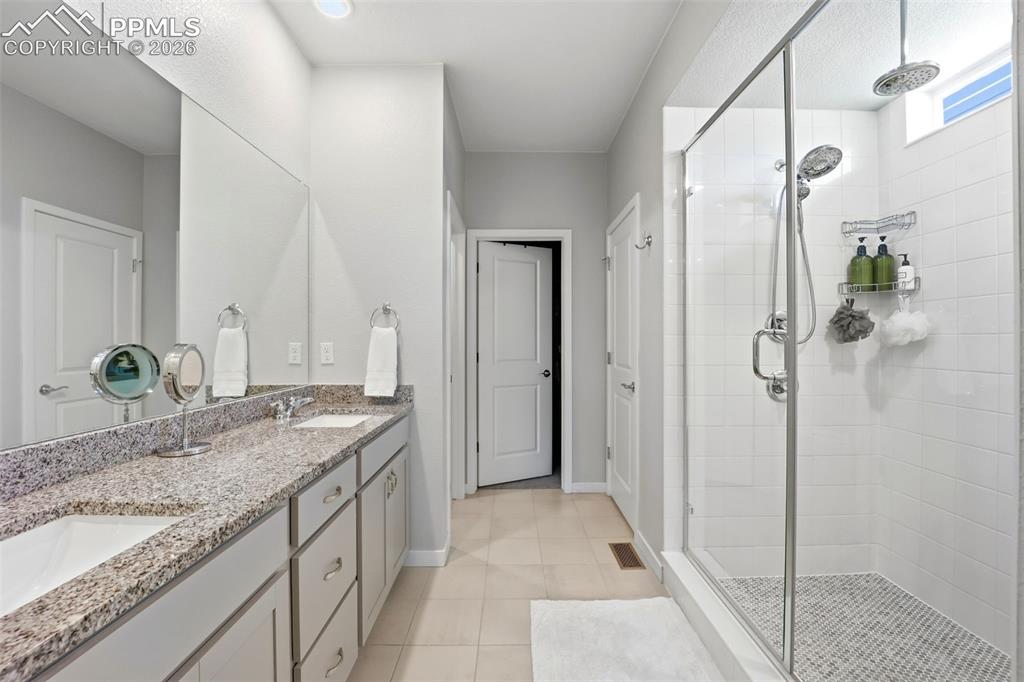 Image 18 of 40: Bathroom