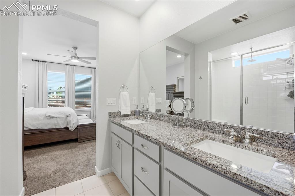 Image 19 of 40: Bathroom