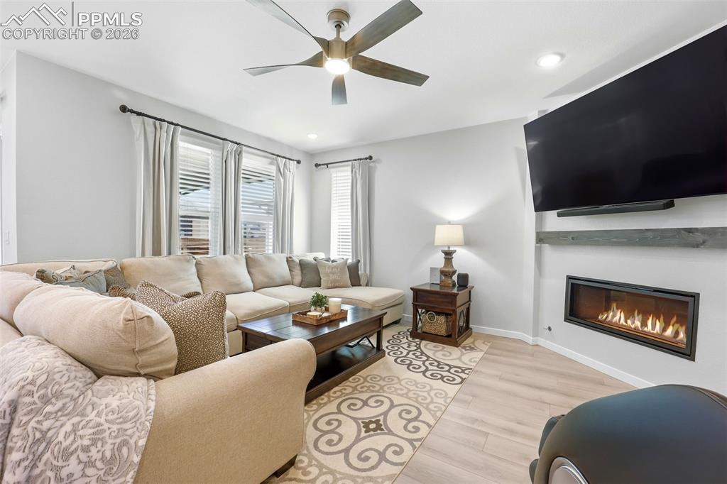 Image 5 of 40: Living Room