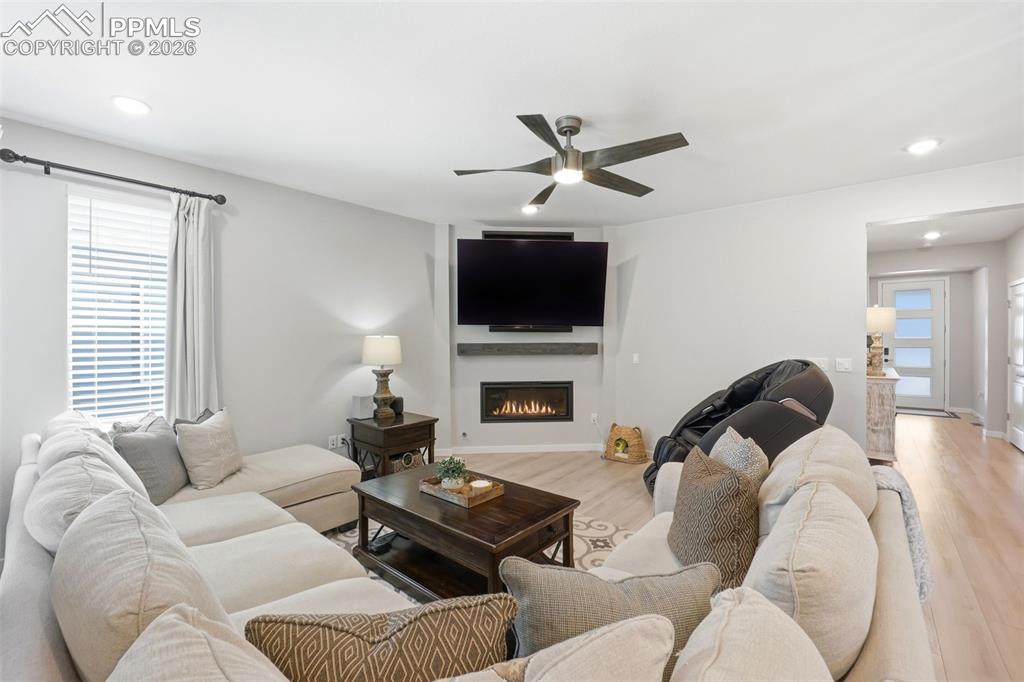 Image 6 of 40: Living Room