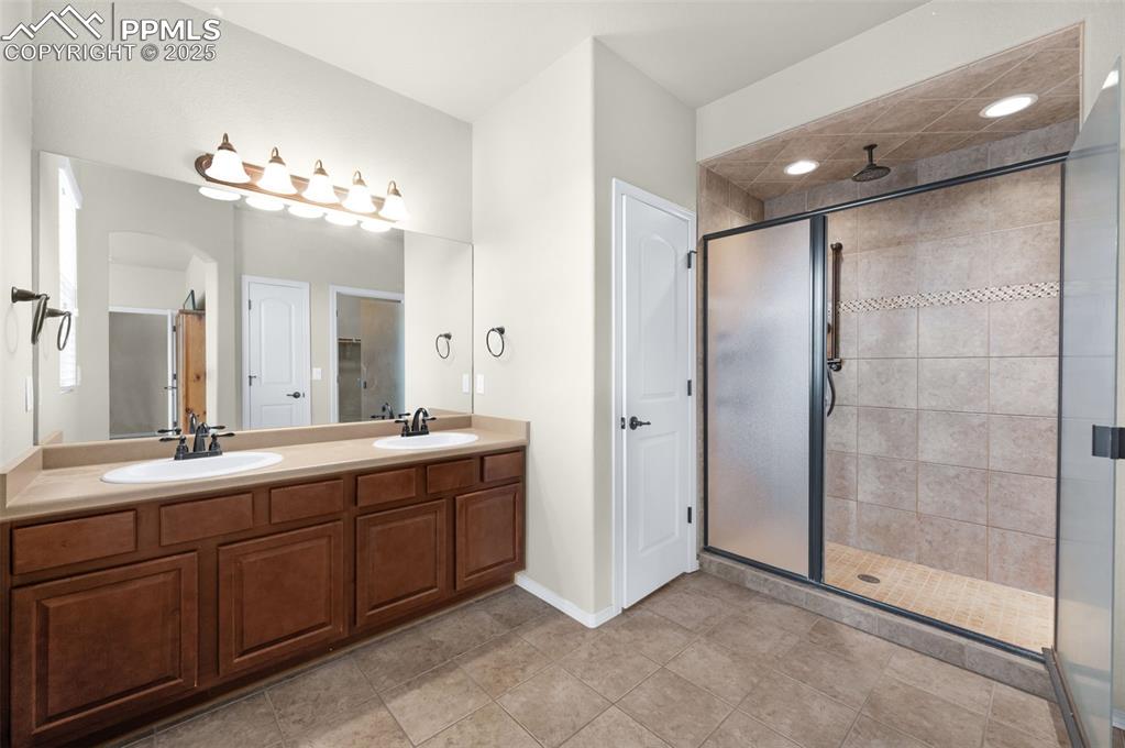 Image 21 of 49: Bathroom