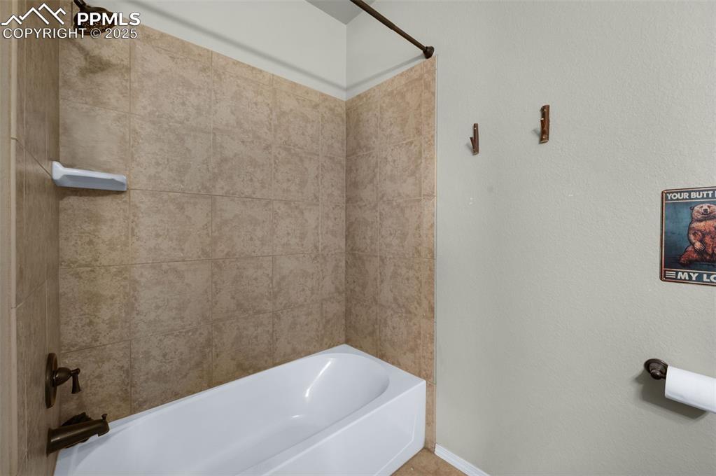 Image 23 of 49: Bathroom