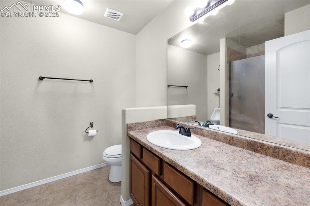 Image 35 of 49: Bathroom