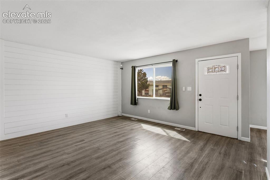 Image 4 of 22: Entry Living Room