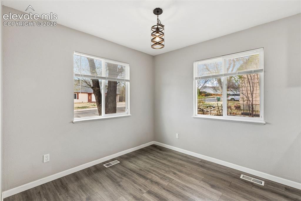 Image 7 of 22: Dining room