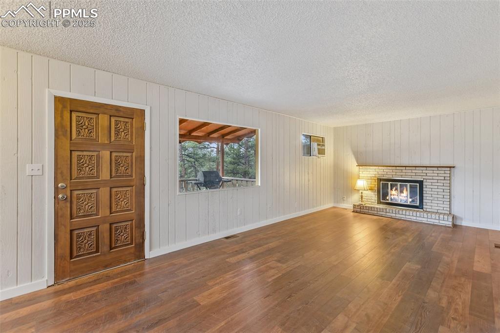 Image 10 of 46: Living Room