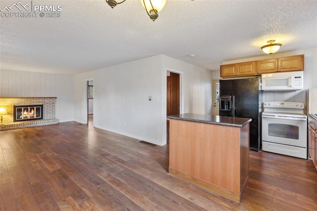 Image 12 of 46: Kitchen