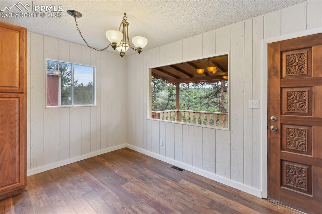 Image 13 of 46: Dining Area