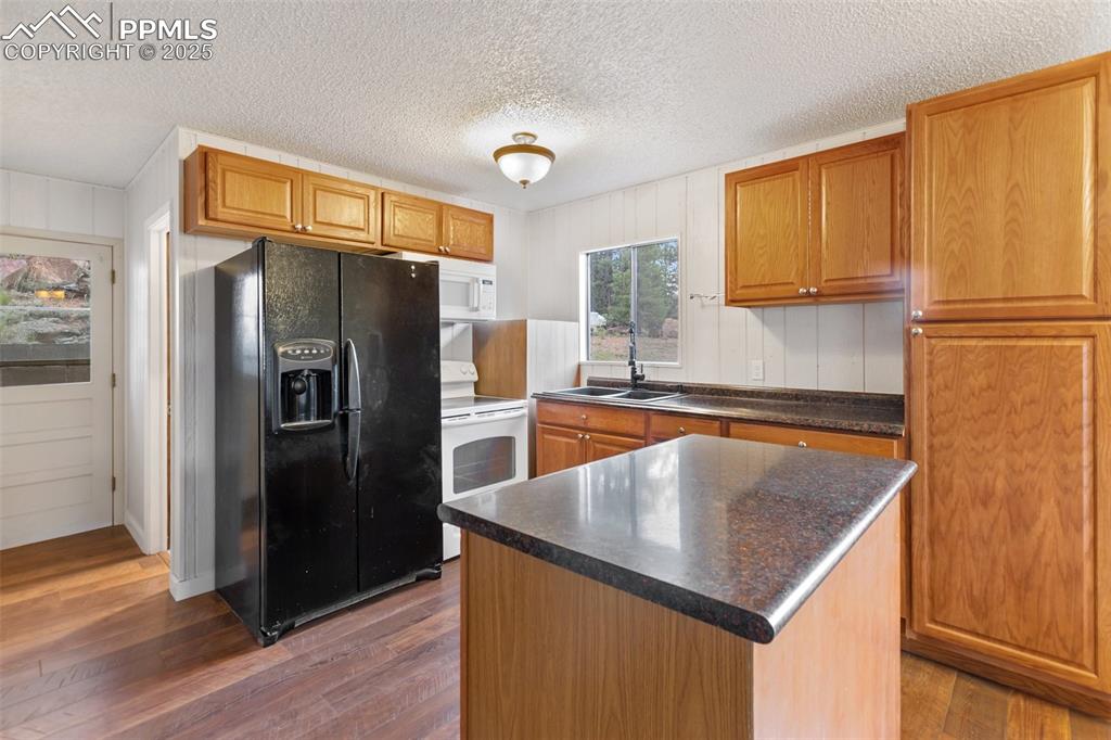 Image 15 of 46: Kitchen
