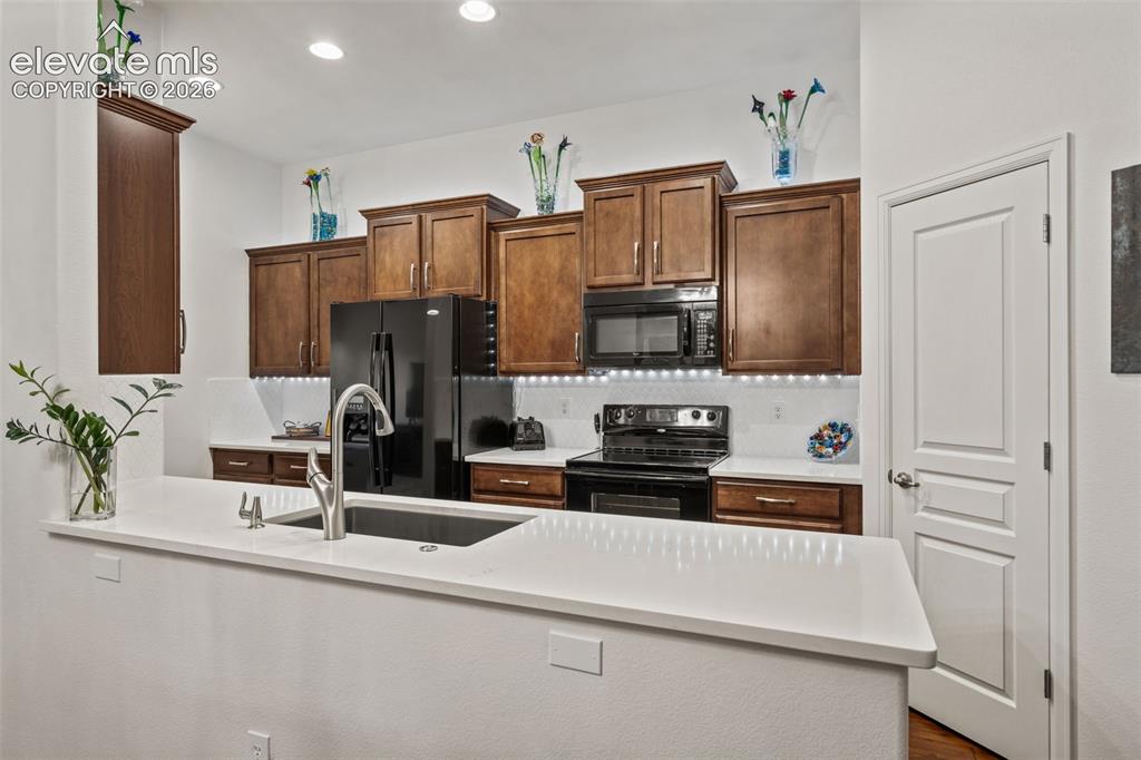 Image 16 of 47: Kitchen