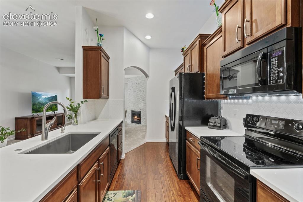 Image 17 of 47: Kitchen