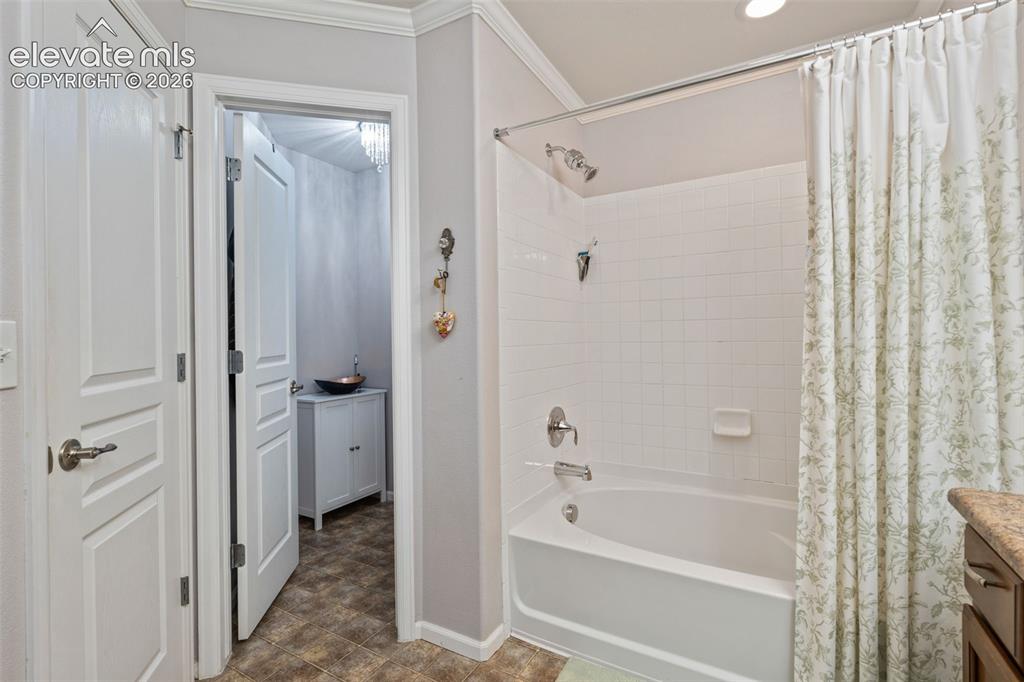 Image 28 of 47: Bathroom