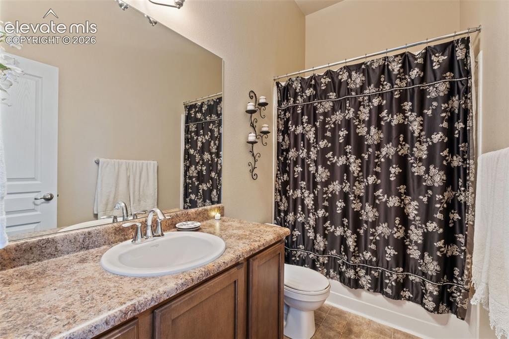 Image 34 of 47: Bathroom