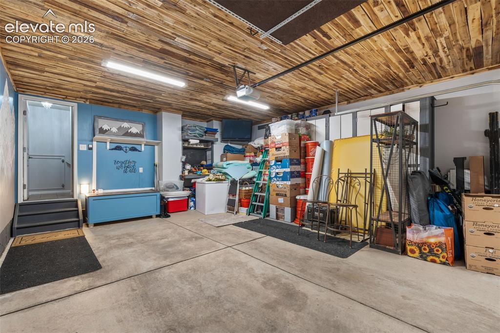 Image 36 of 47: Garage