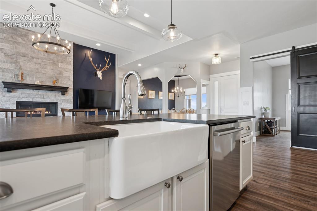 Image 10 of 41: Kitchen