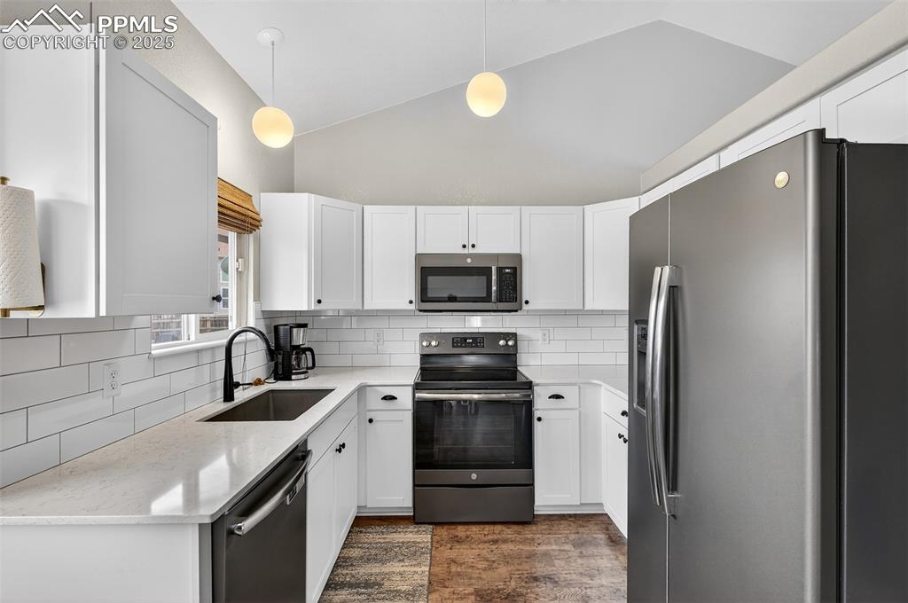 Image 11 of 46: Kitchen