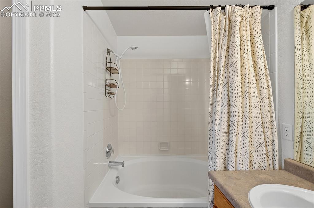 Image 19 of 46: Bathroom