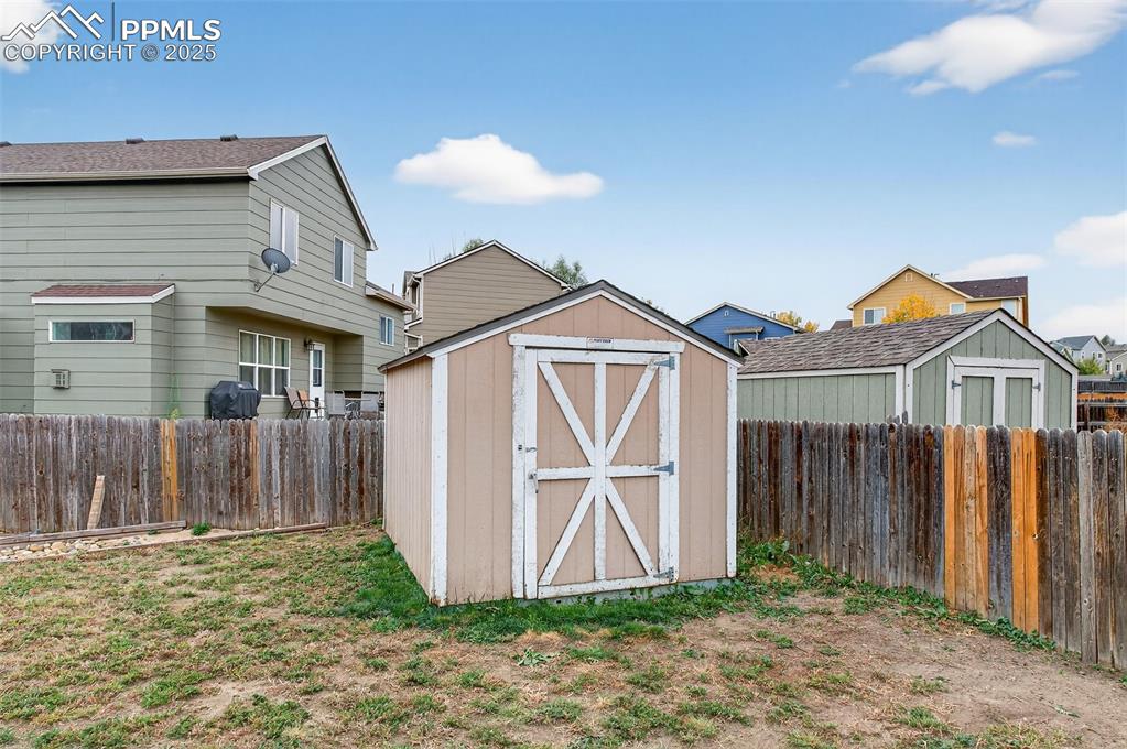 Image 38 of 46: Yard