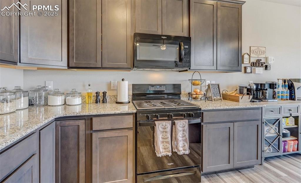 Image 15 of 46: Kitchen