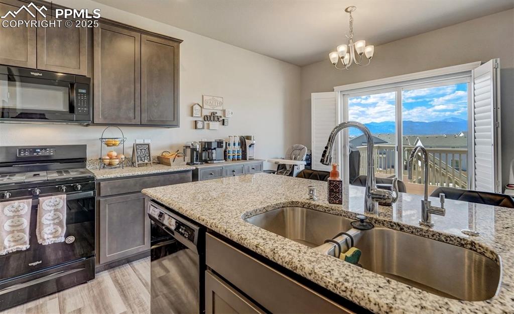 Image 16 of 46: Kitchen
