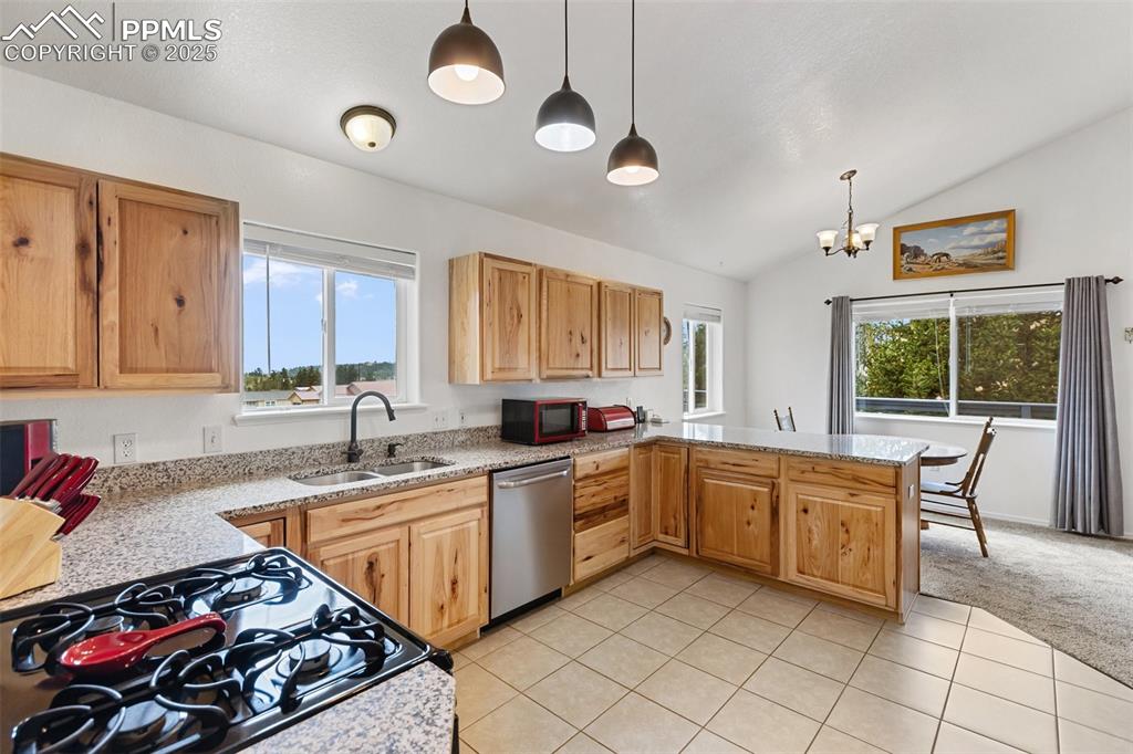 Image 16 of 36: Kitchen