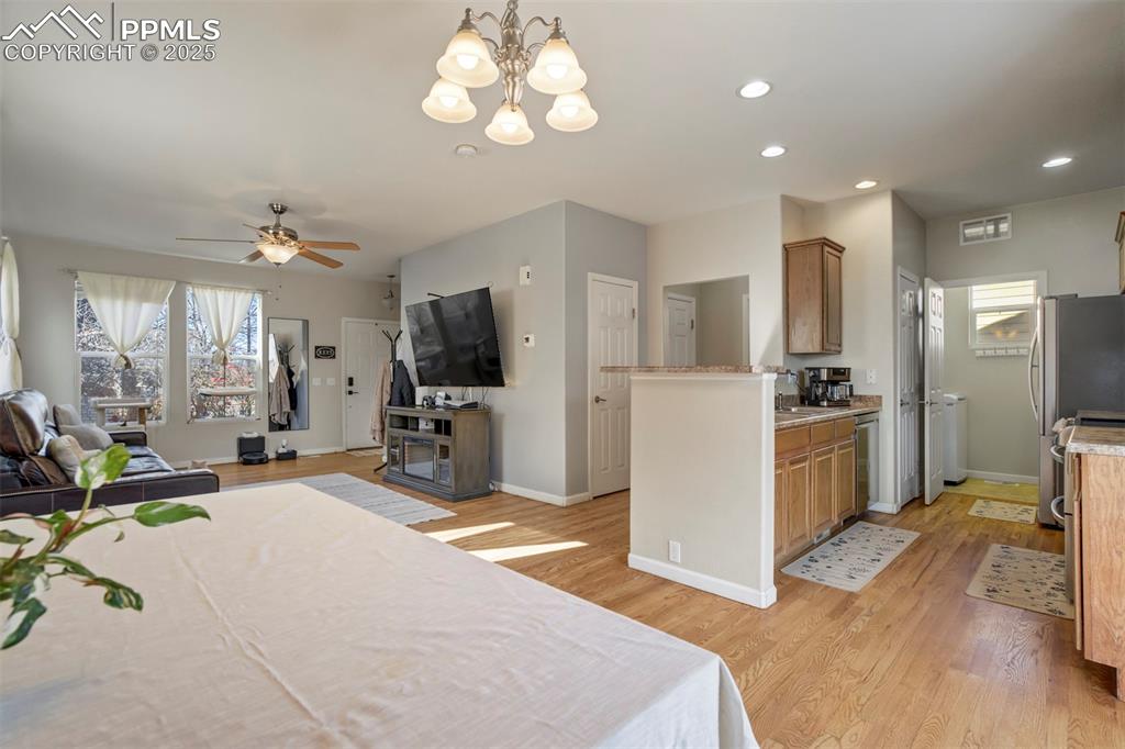 Image 12 of 29: Dining Area