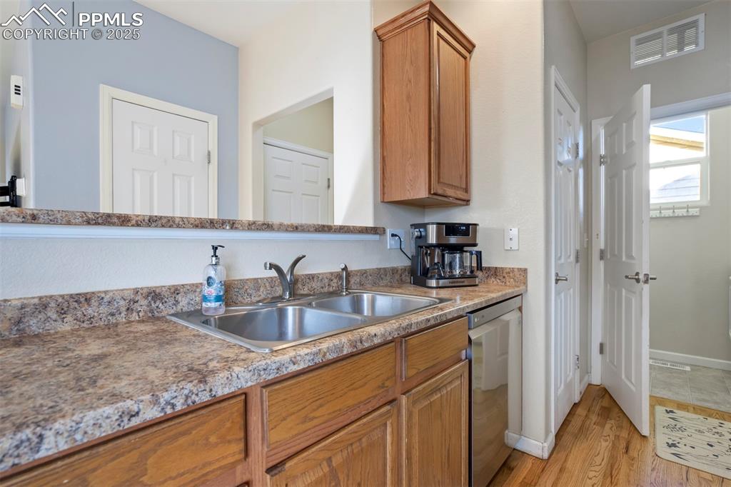 Image 9 of 29: Kitchen